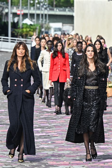 defile chanel automne hiver 2023|Chanel célèbre la Parisienne pour son défilé haute couture .